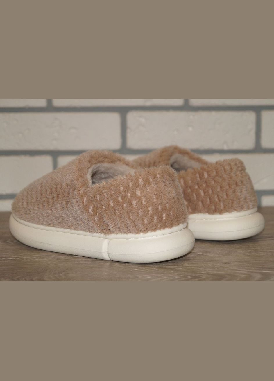 Коричневые женские тапочки чуни / закрытые тапочки No Brand с аппликацией, с белой подошвой