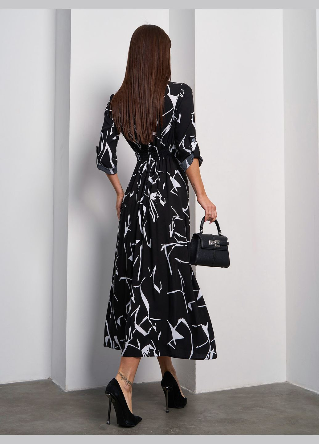 Чорно-білий повсякденний сукні на запах ISSA PLUS з абстрактним візерунком