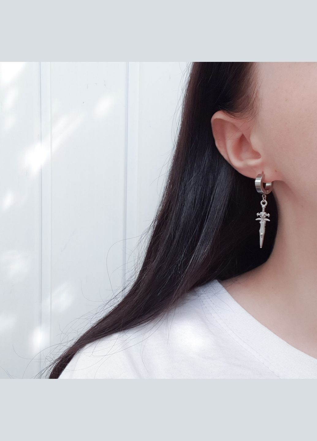 Сріблясті довгі сережки кільця з підвіскою меча Warcraft унісекс фентезі стиль гранж y2k альт готика деталі Варкрафт класичні No Brand (335063904)