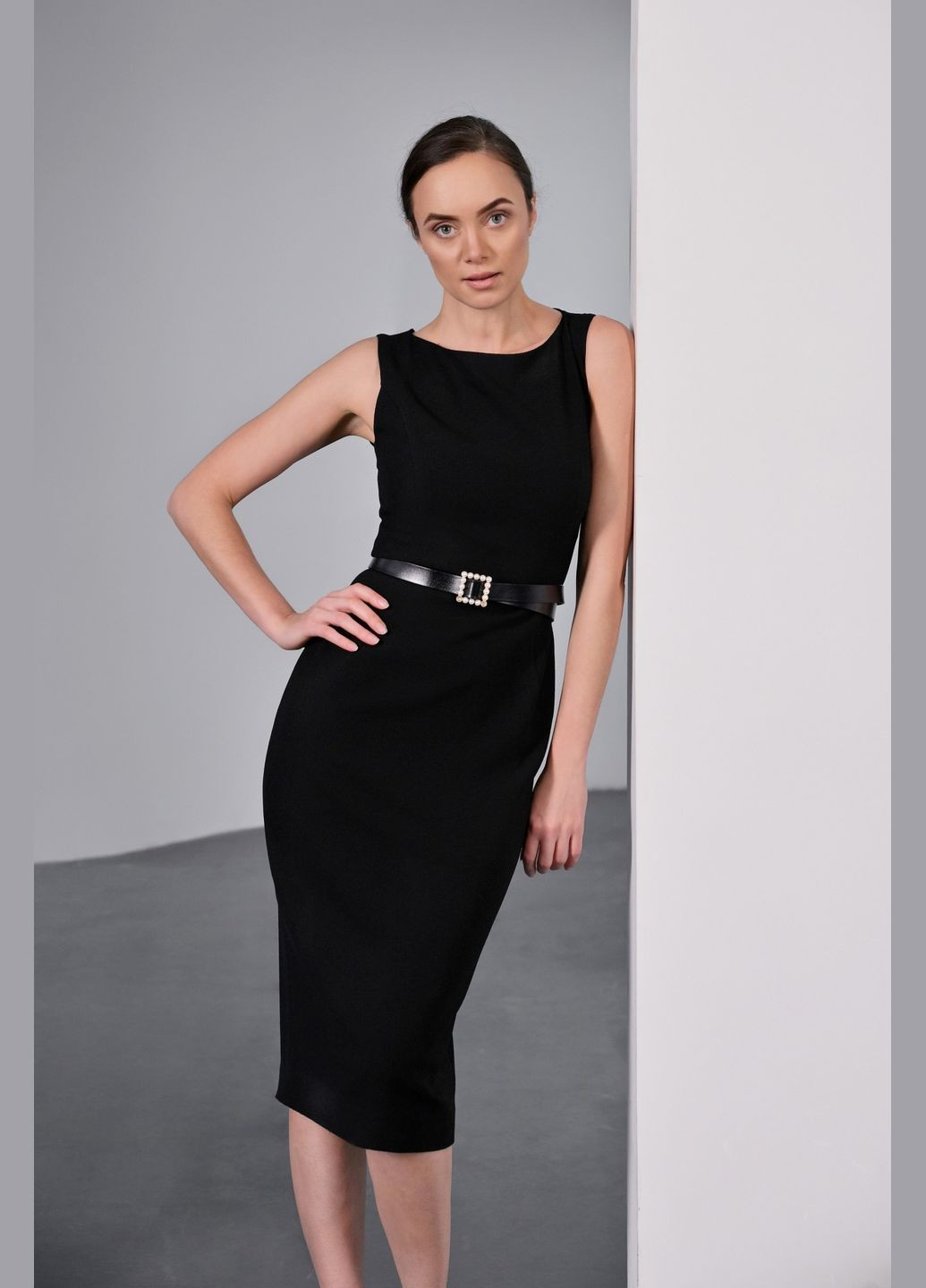 Чорна ділова чорна базова сукня довжини міді футляр Nai Lu-na by Anastasiia Ivanova однотонна