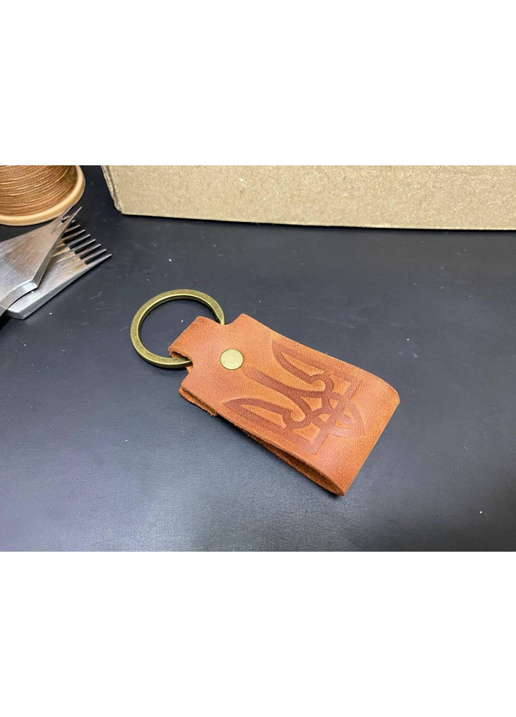 Брелок Кожаный С Гербом Коньячный Цвет No Brand (358203460)