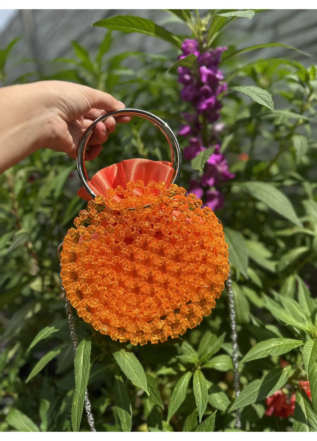 Жіноча кругла сумка з намистин ручної роботи з ланцюжком червона No Brand (362136999)