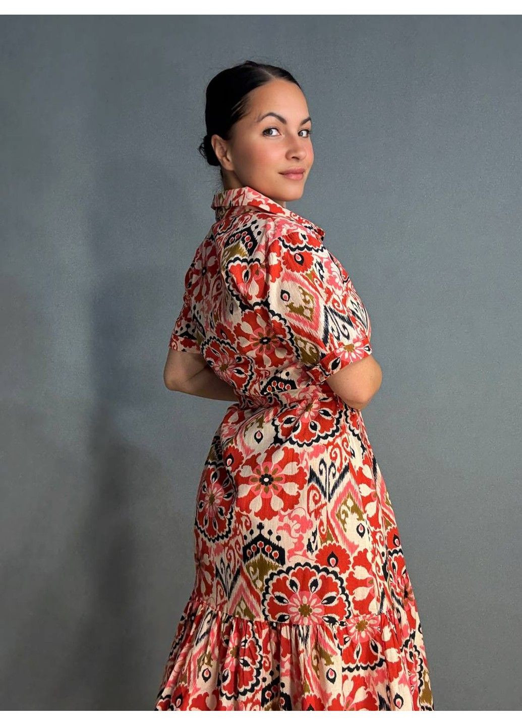 Червона кежуал сукня жіноча 4338 довга з воланом і орнаментом червона MIX RAY з геометричним візерунком