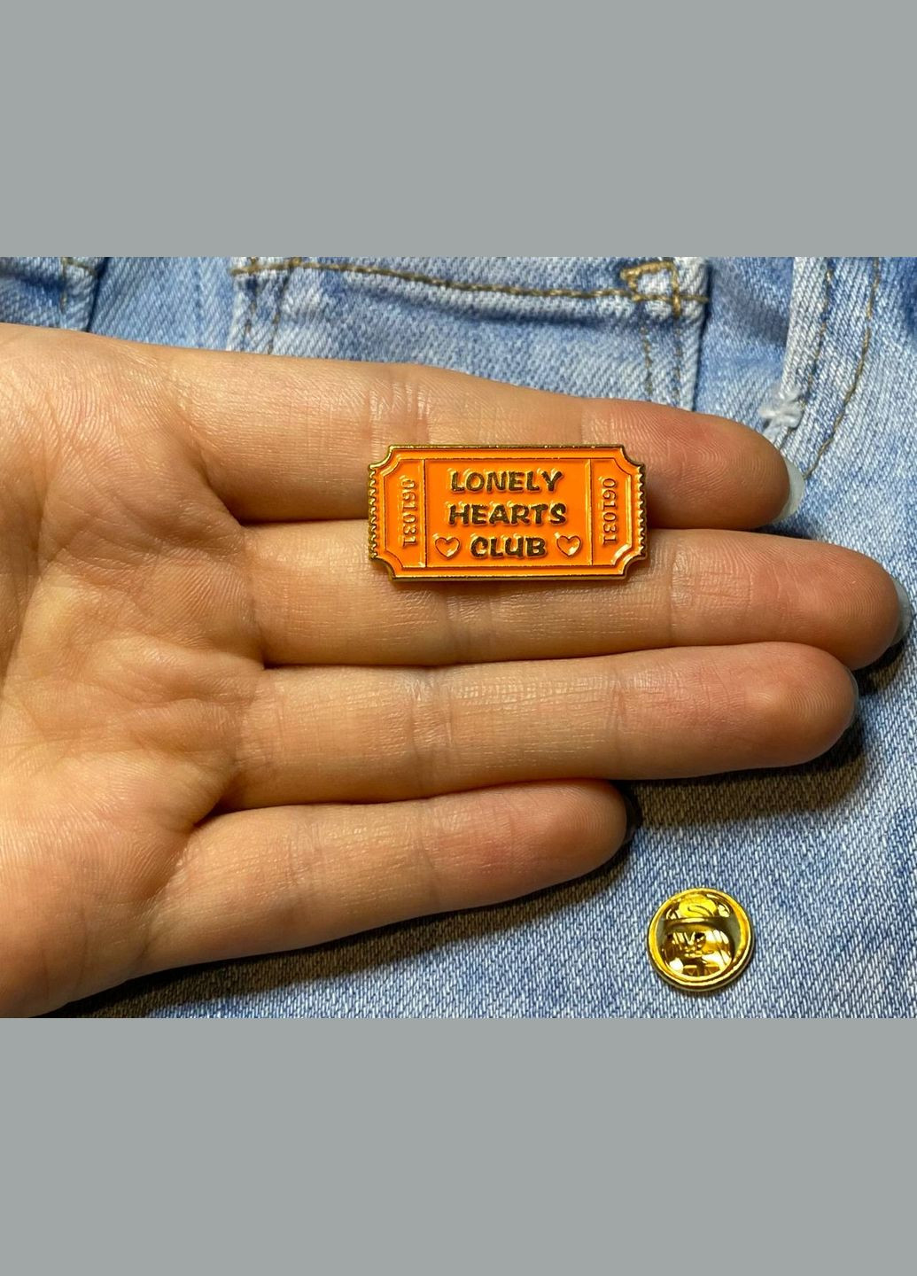 Значок / пен металлический надпись Lonely Hearts Club оранжевый цвет No Brand (330618861)