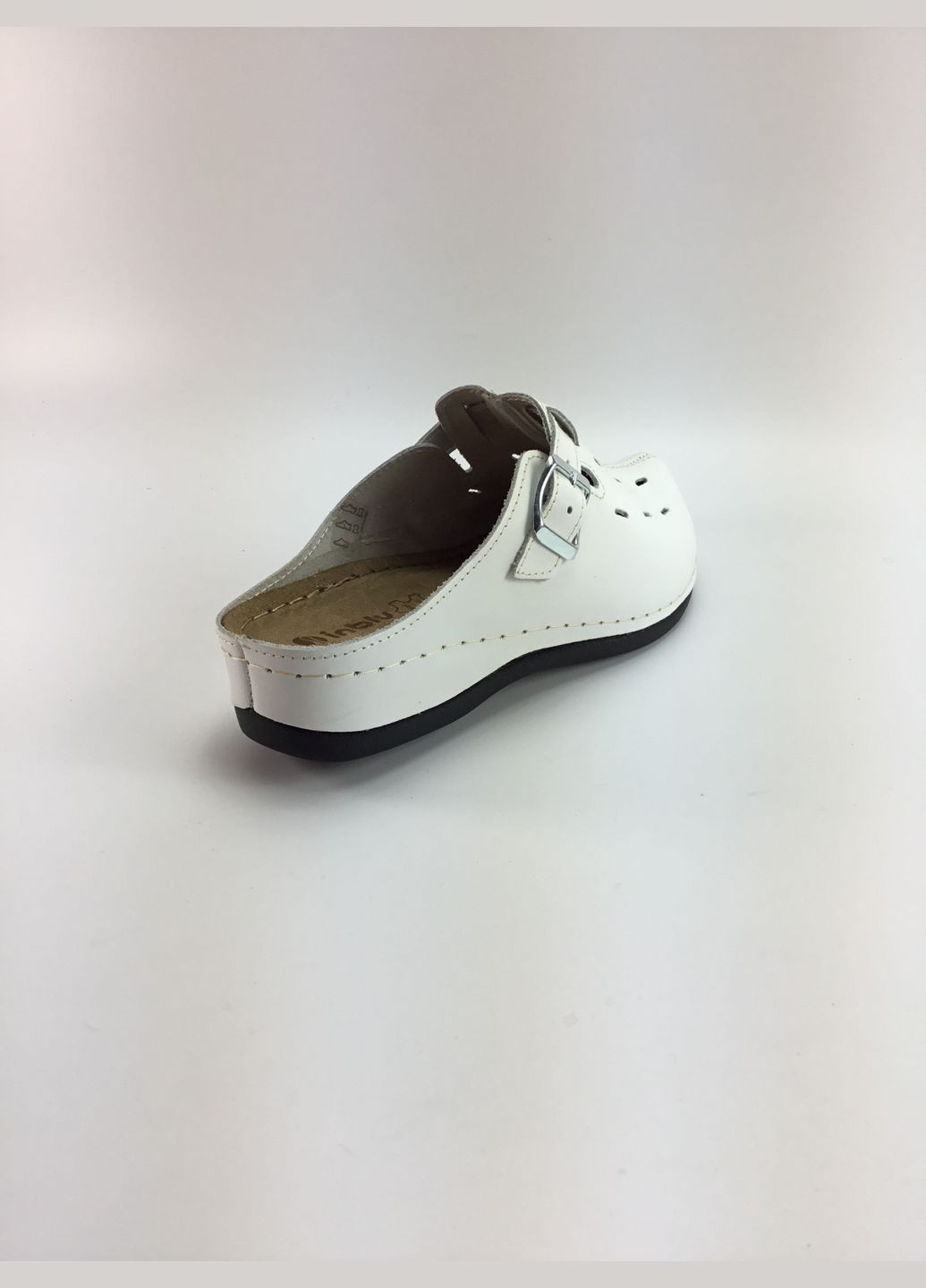 Белые женское сабо Inblu на низком каблуке с перфорацией