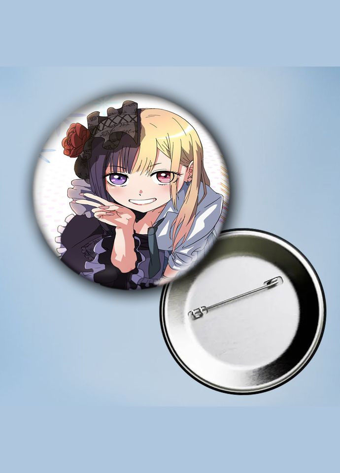 Значок на булавке Аніме Ця фарфорова лялечка закохалася #4 металевий 56 мм No Brand (304508601)