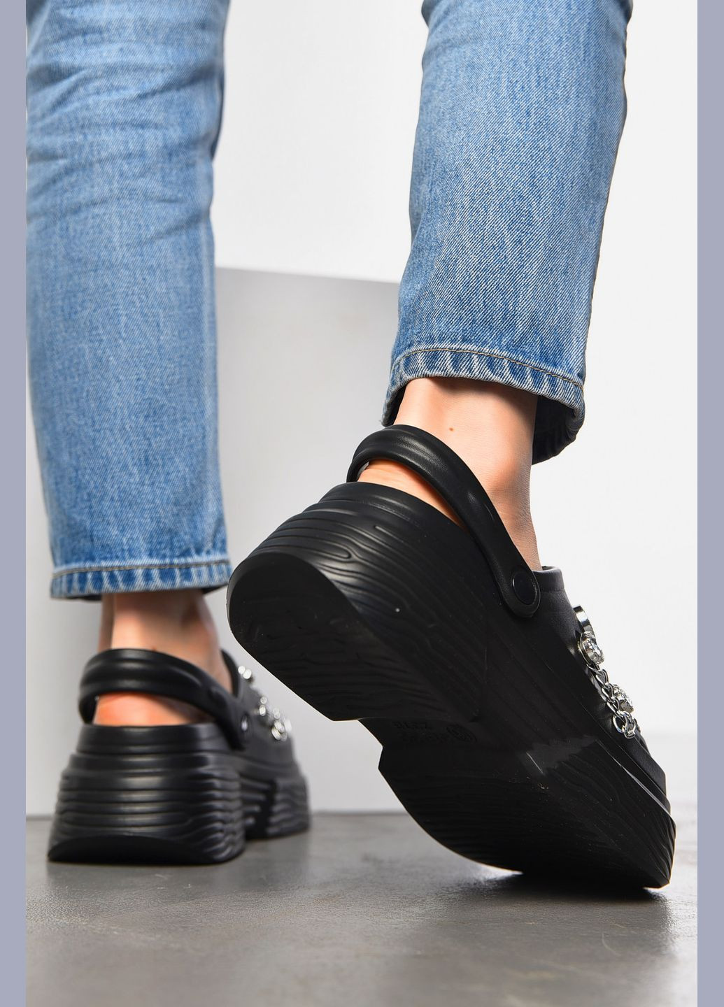 Крокси жіночі чорного кольору Let's Shop (322221927)