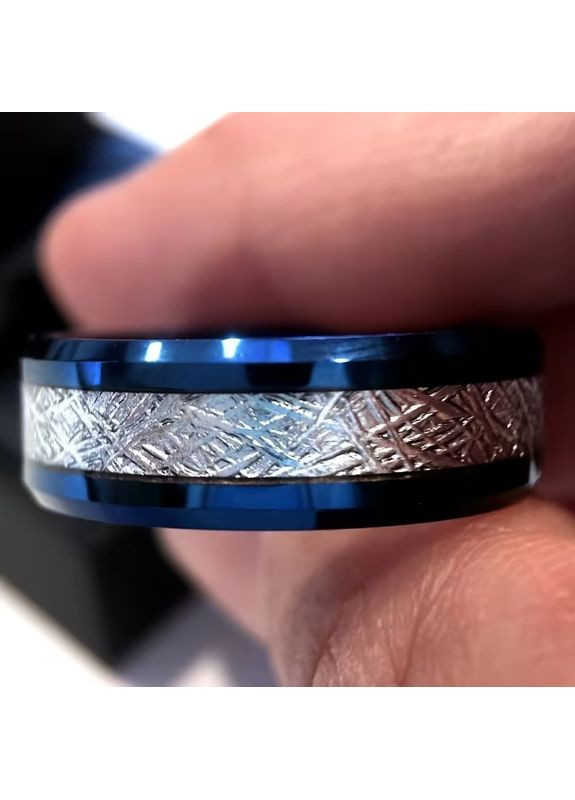 Кольцо синее свадебное Снежный туман из титановой стали 8 мм размер 18 Liresmina Jewelry (369365195)