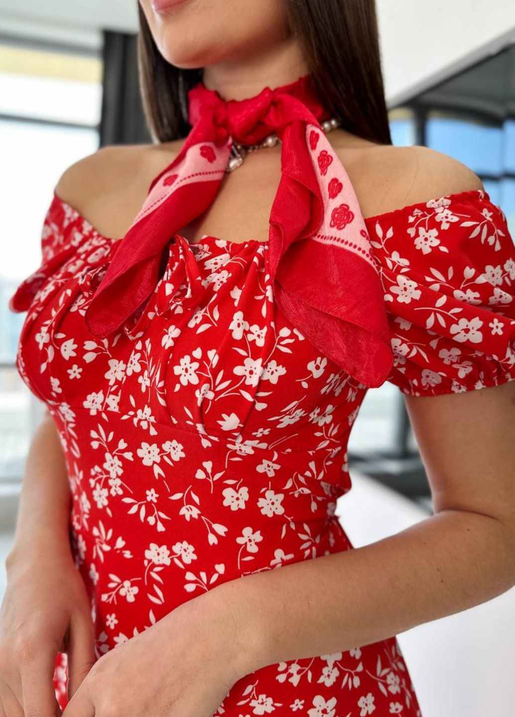 Червона повсякденний сукня з відкритими плечима з відкритими плечима Allthings з абстрактним візерунком