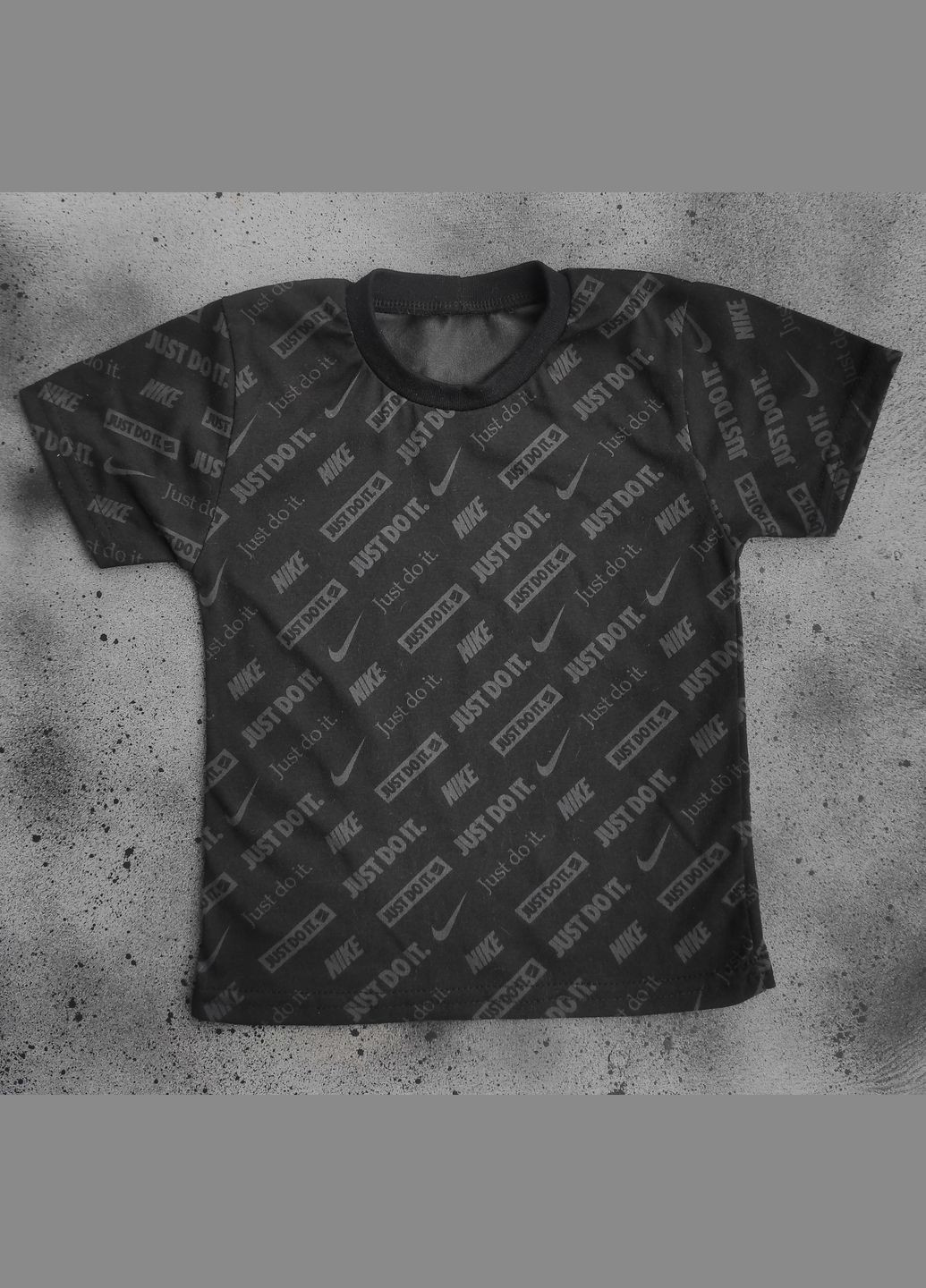 Черная футболка с принтгм No Brand