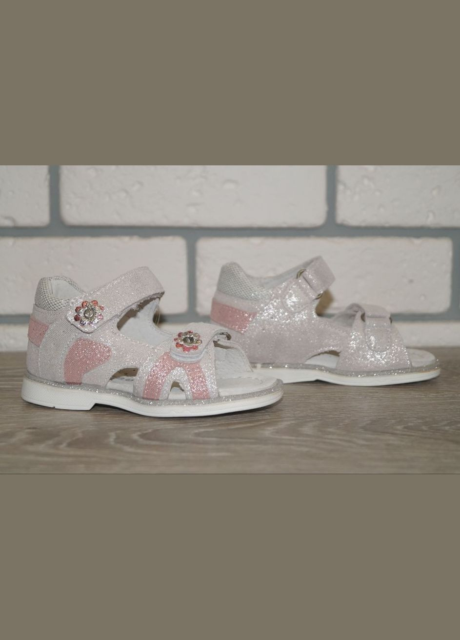 Серебряные босоножки для девочки с закрытой пяткой серебристые Kimboo с глиттером, с белой подошвой, с камнями