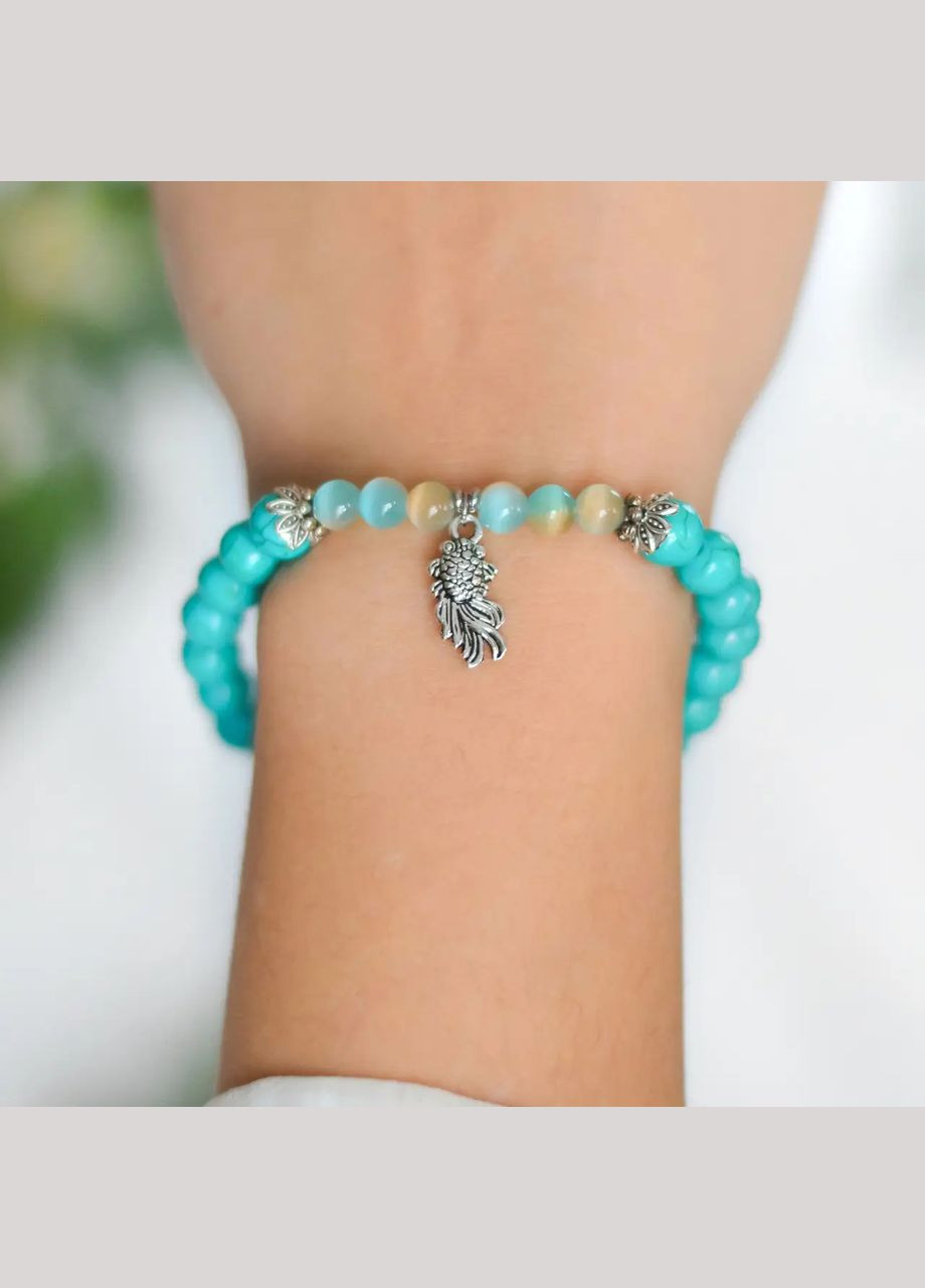 Браслет на резинке Кошачий Глаз, Бирюза (Говлит) с подвеской Рыбка d-8х6мм+- обхват 18см No Brand Браслет (324836278)