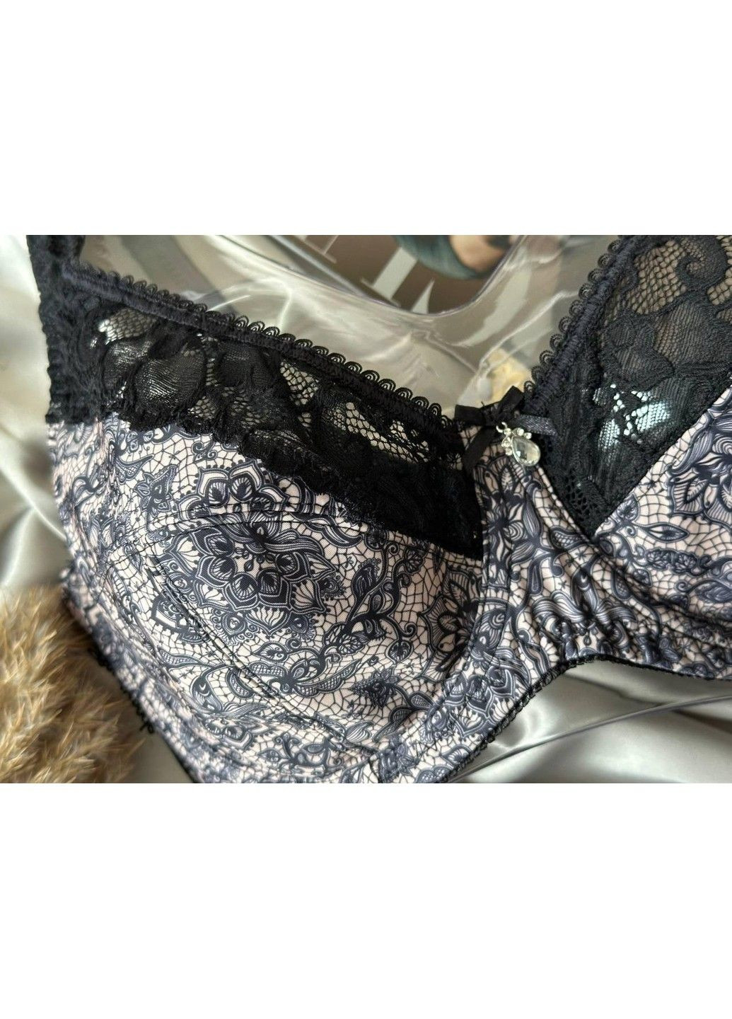 Бежевий чорно-біжевий бюстгальтер, на чашку е без поролону Lanny Mode