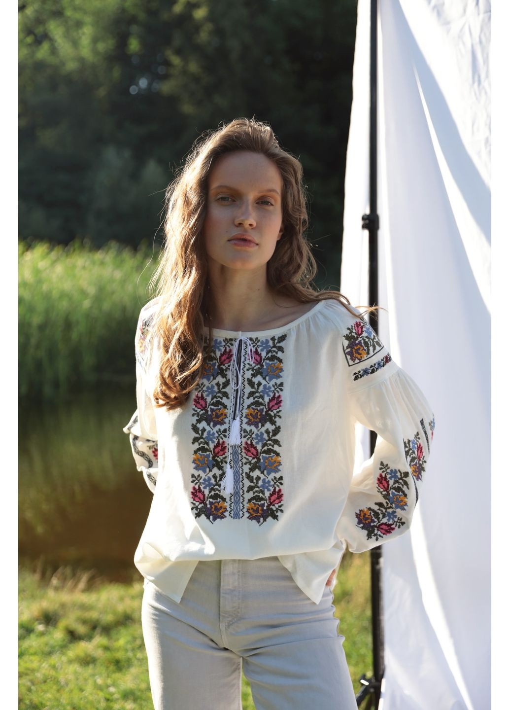 Белая эксклюзивная женская вышиванка "цветок" (65% лен), размер l, яркая машинная вышивка гладью. MOTYV узор цветочный лен (370372710)