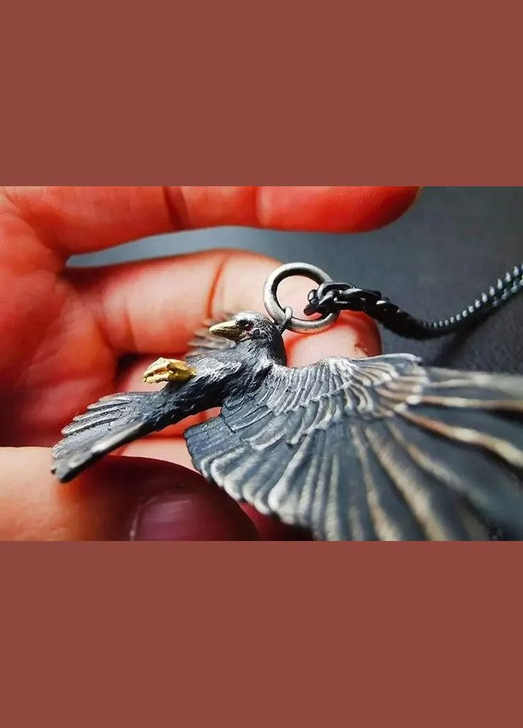 Кулон на ланцюжку чоловічий Намисто для Чоловіків у вигляді сріблястого ворона, що нападає на жертву 3.2см Liresmina Jewelry (285110897)
