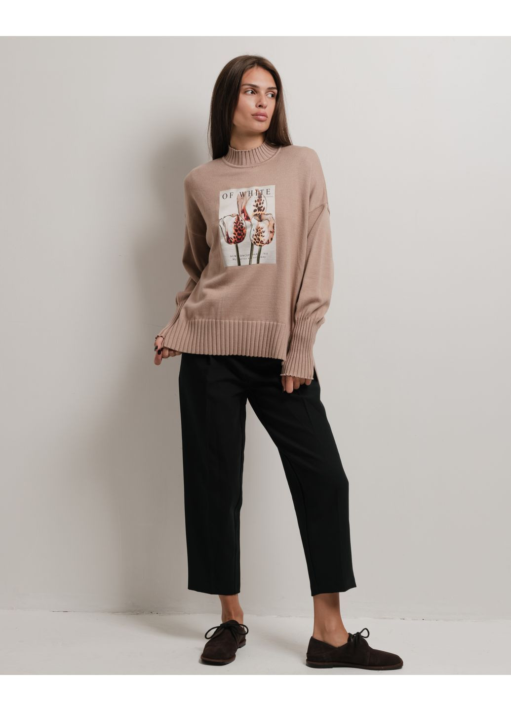 Бежевый демисезонный свитер женский Of White