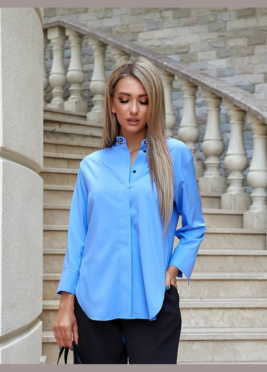 Блакитна стильна подовжена блуза з написом на комірі-стійці та по боках No Brand