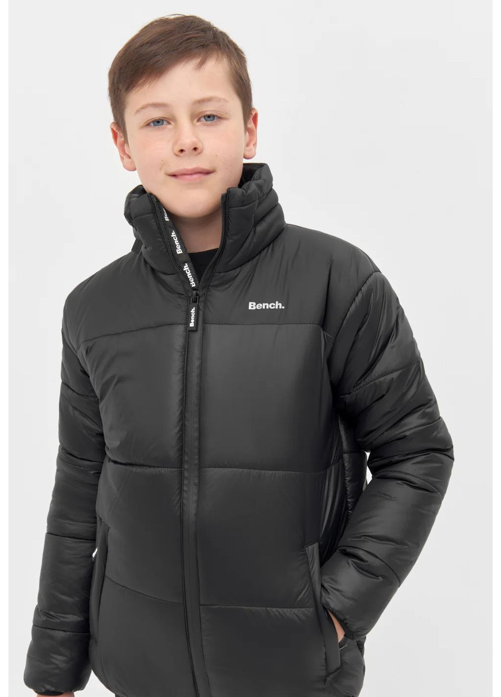 Черная зимняя вench зимняя куртка для мальчика черная 152см(11-12р) Bench