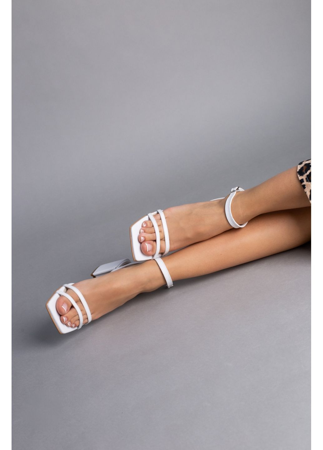 Белые кожаные женские босоножки (9401-1) VZUTIK