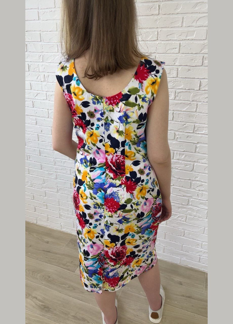 Білий повсякденний, кежуал біле бавовняне котонове літнє жіноче плаття-футляр міді з червоними квітами з рожевими квітами з синіми квітами футляр, сукня-майка No Brand з квітковим принтом