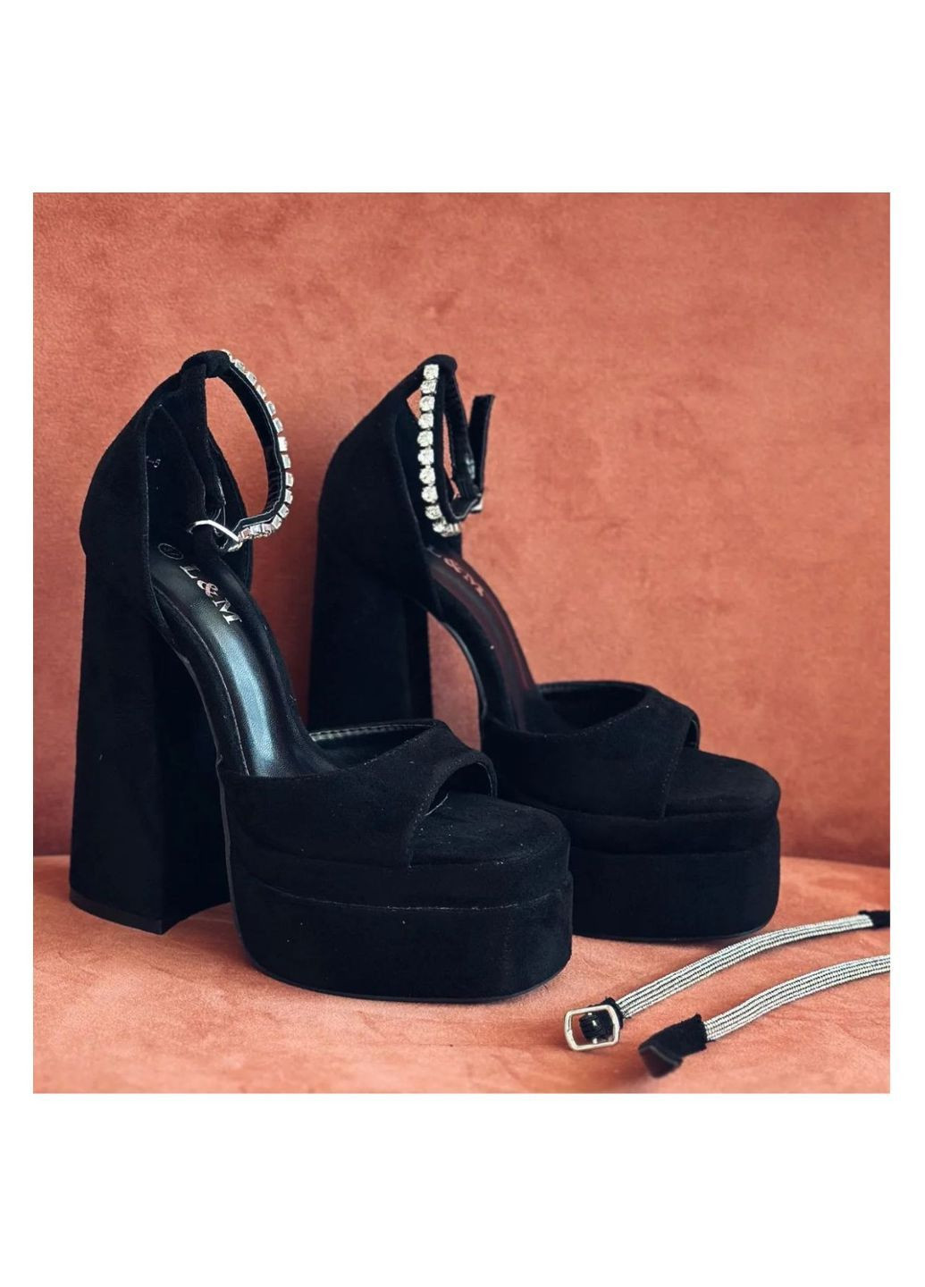 Черные стильные женские босоножки No Brand с ремешком с камнями