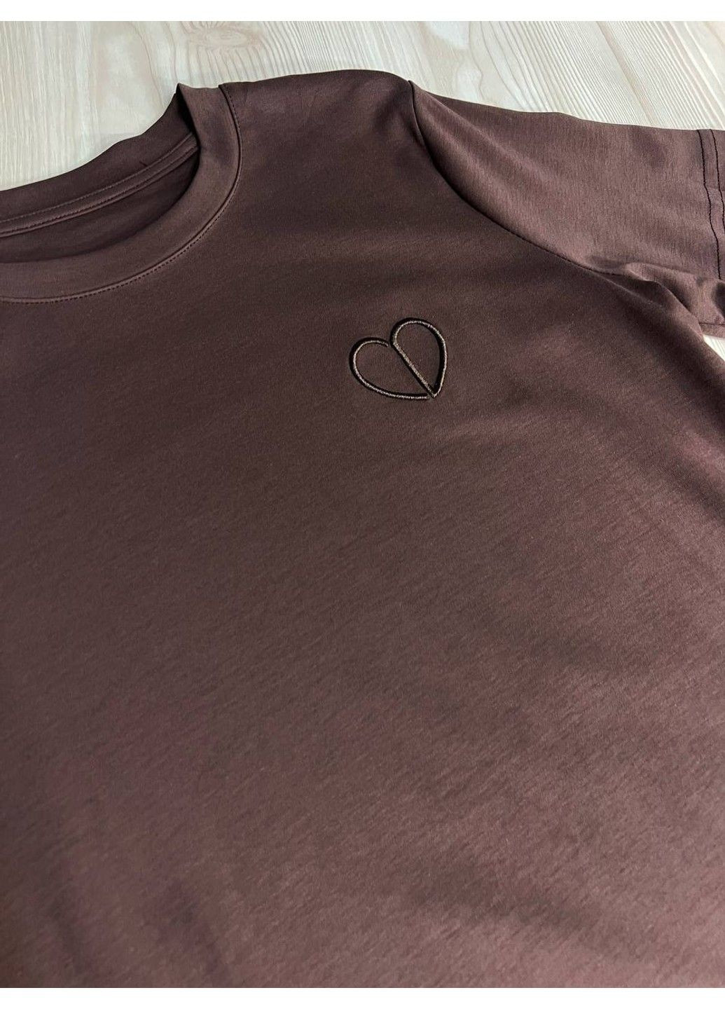 Футболка жіноча A-N 27040 базова по фігурі з вишивкою серце No Brand - (333251732)