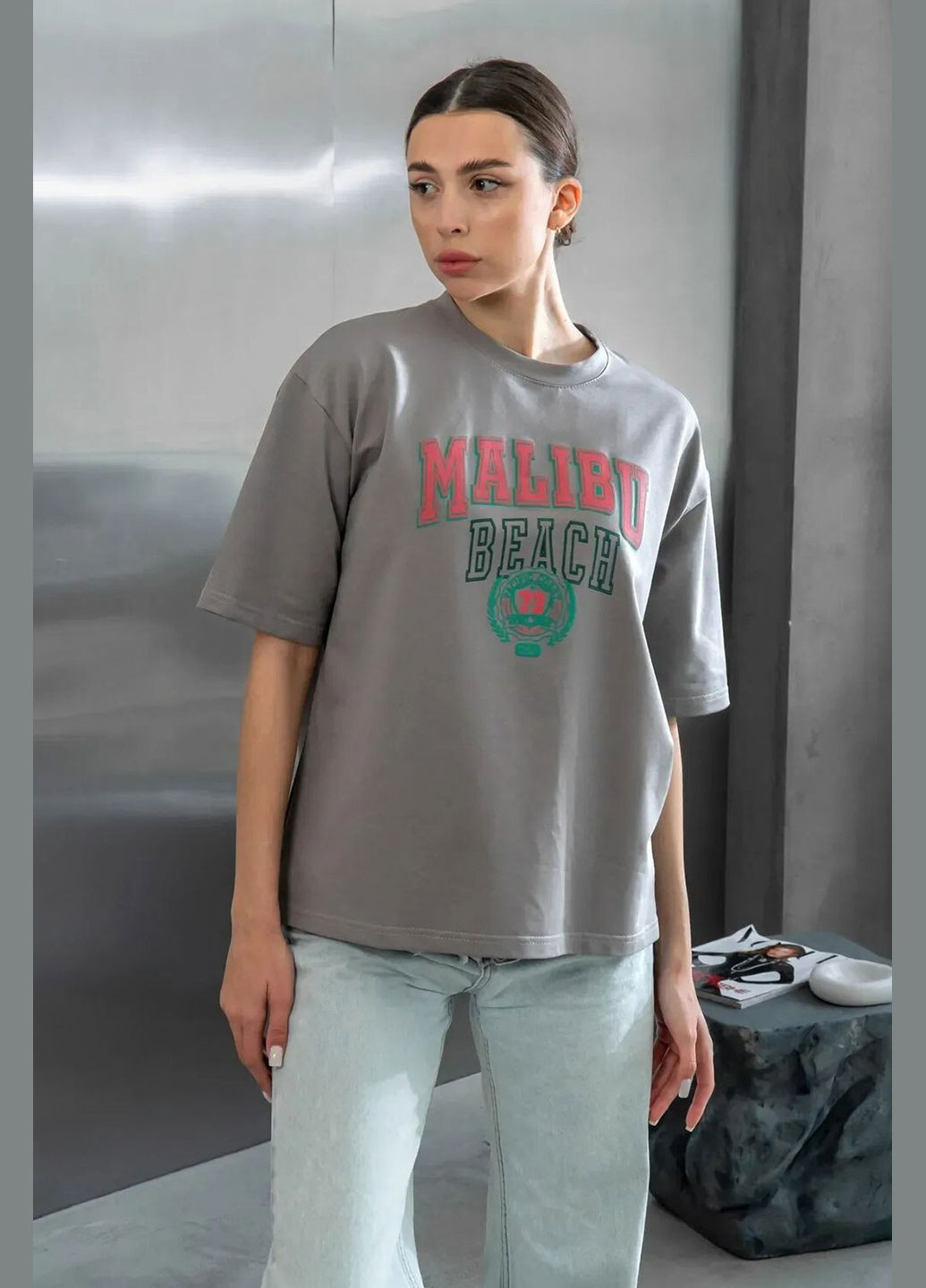 Жіноча футболка оверсайз із бавовни з принтом MALIBU BEACH Сіра Teamv - (337115787)