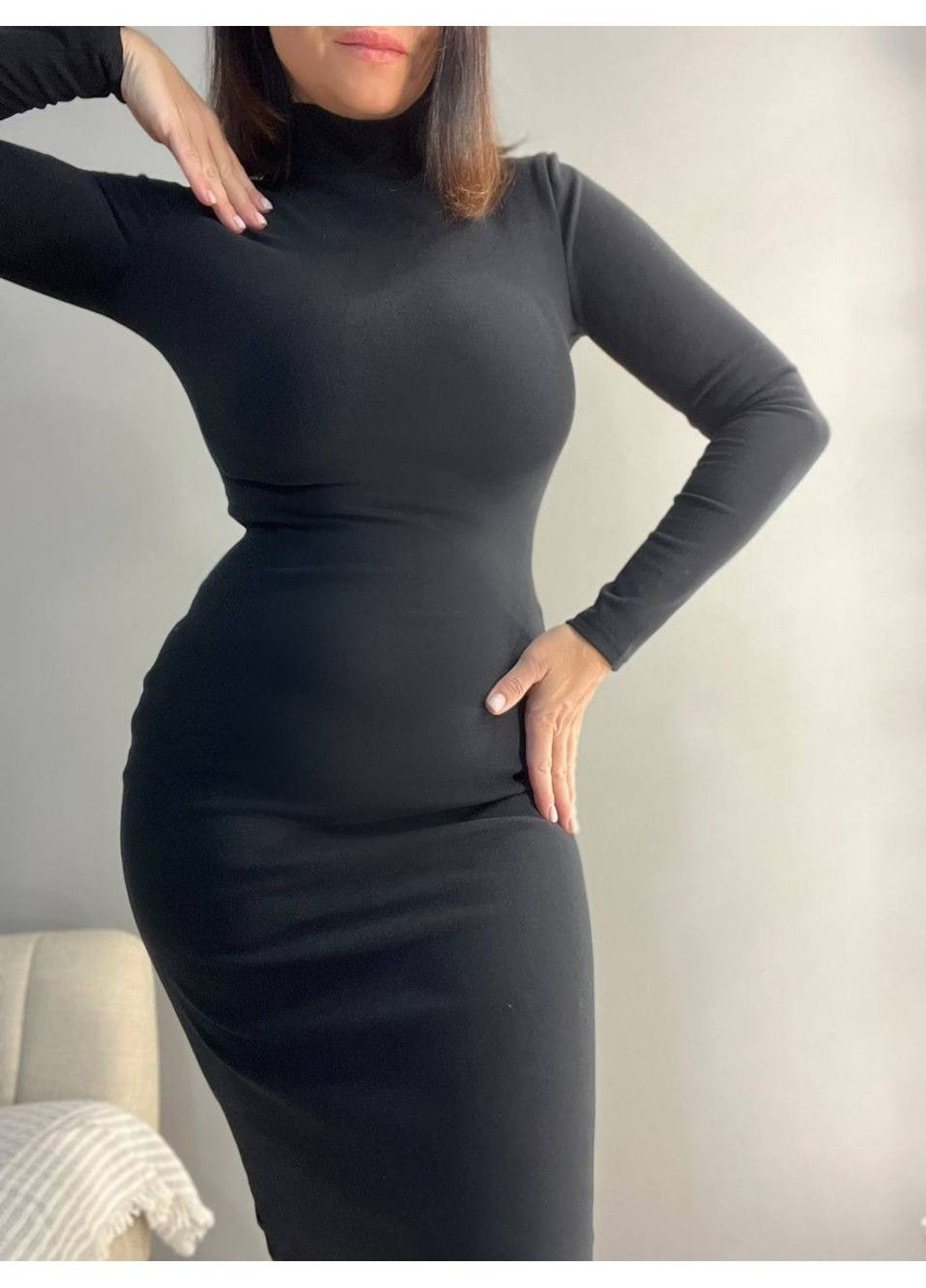 Черное платье женское 6542 силуэтное велюр воротник стойка черное Azuri