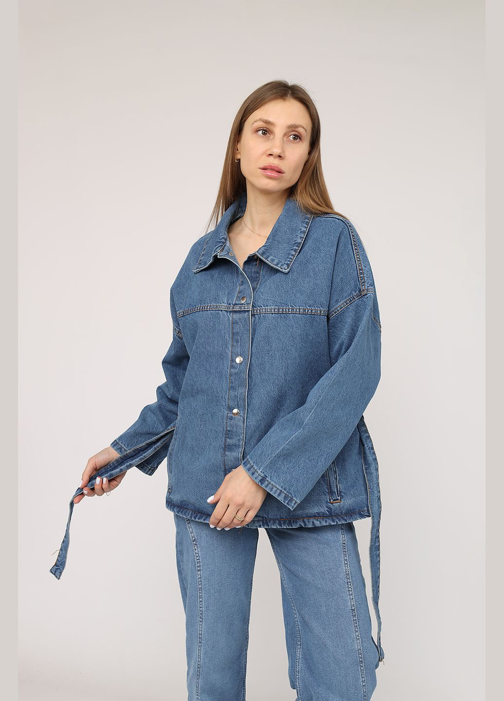 Синя демісезонна куртка джинсова жіноча колір синій цб-00274154 Yuki