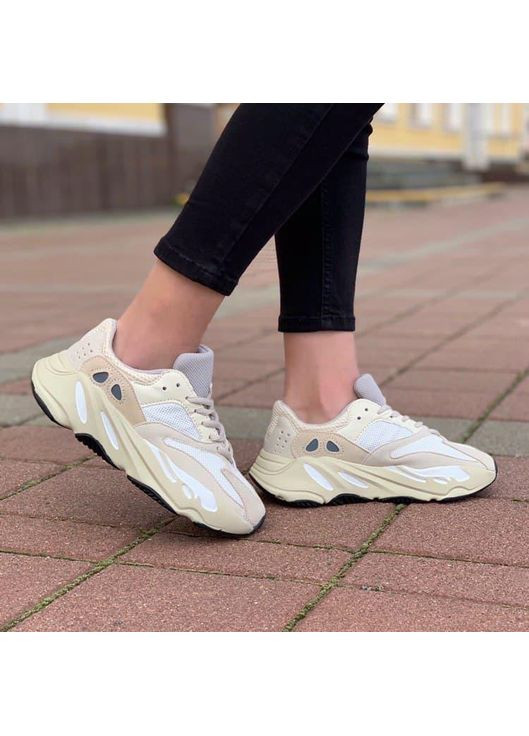 Бежевые демисезонные кроссовки мужские adidas yeezy boost 700 v2 beige адидас изи буст No Brand