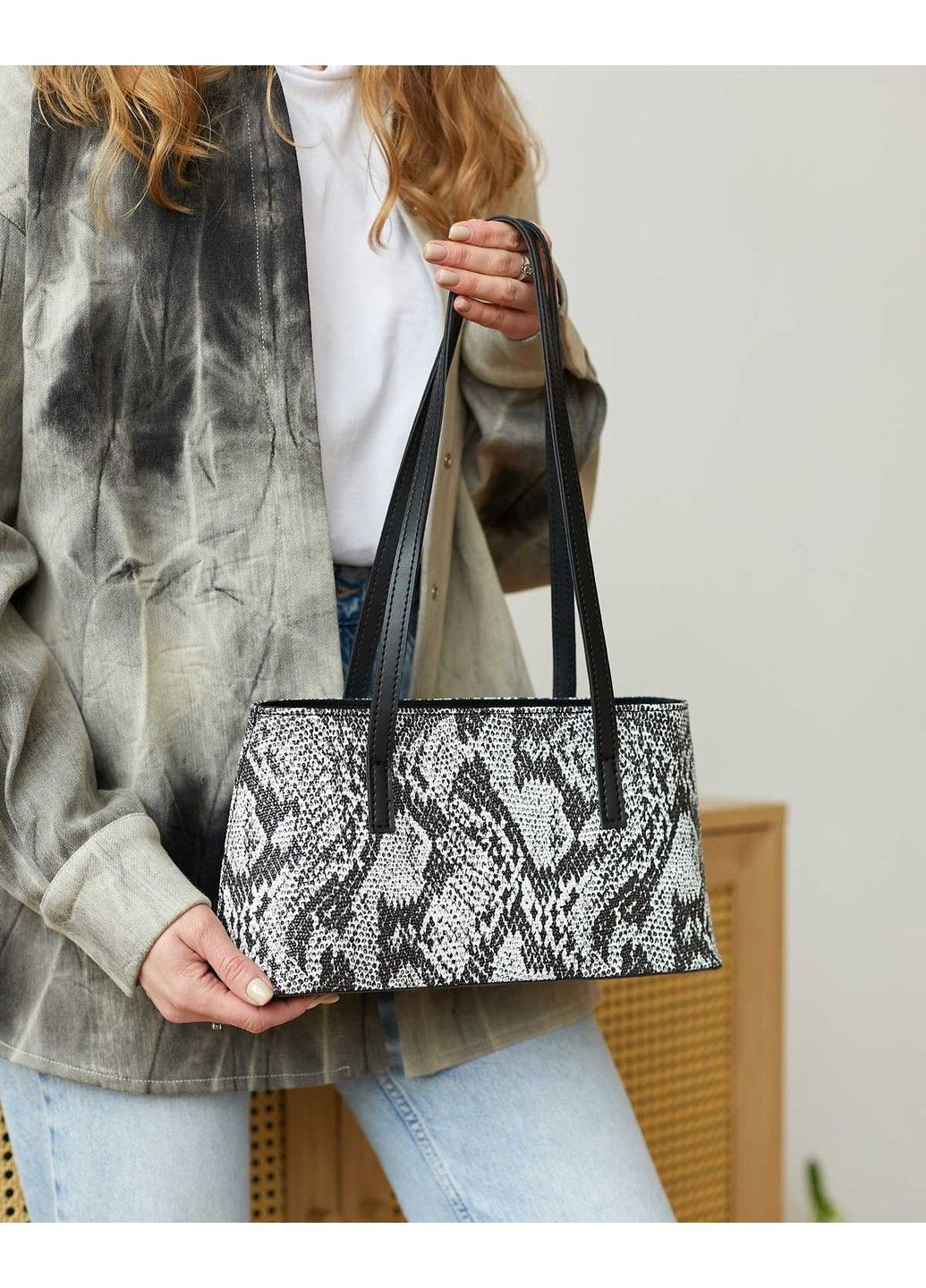 Жіноча сумочка «Сьюзен» чорно-біла рептилія WeLassie (315688614)
