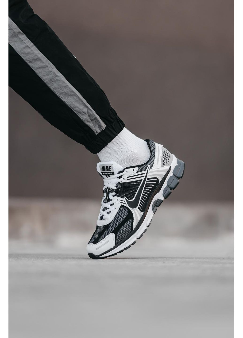 КРОСІВКИ ЖІНОЧІ NIKE ZOOM VOMERO 5 BLACK WHITE V2 НАЙК АІР ЗУМ ВОМЕРО 5 No Brand чорні демісезони (369392469)