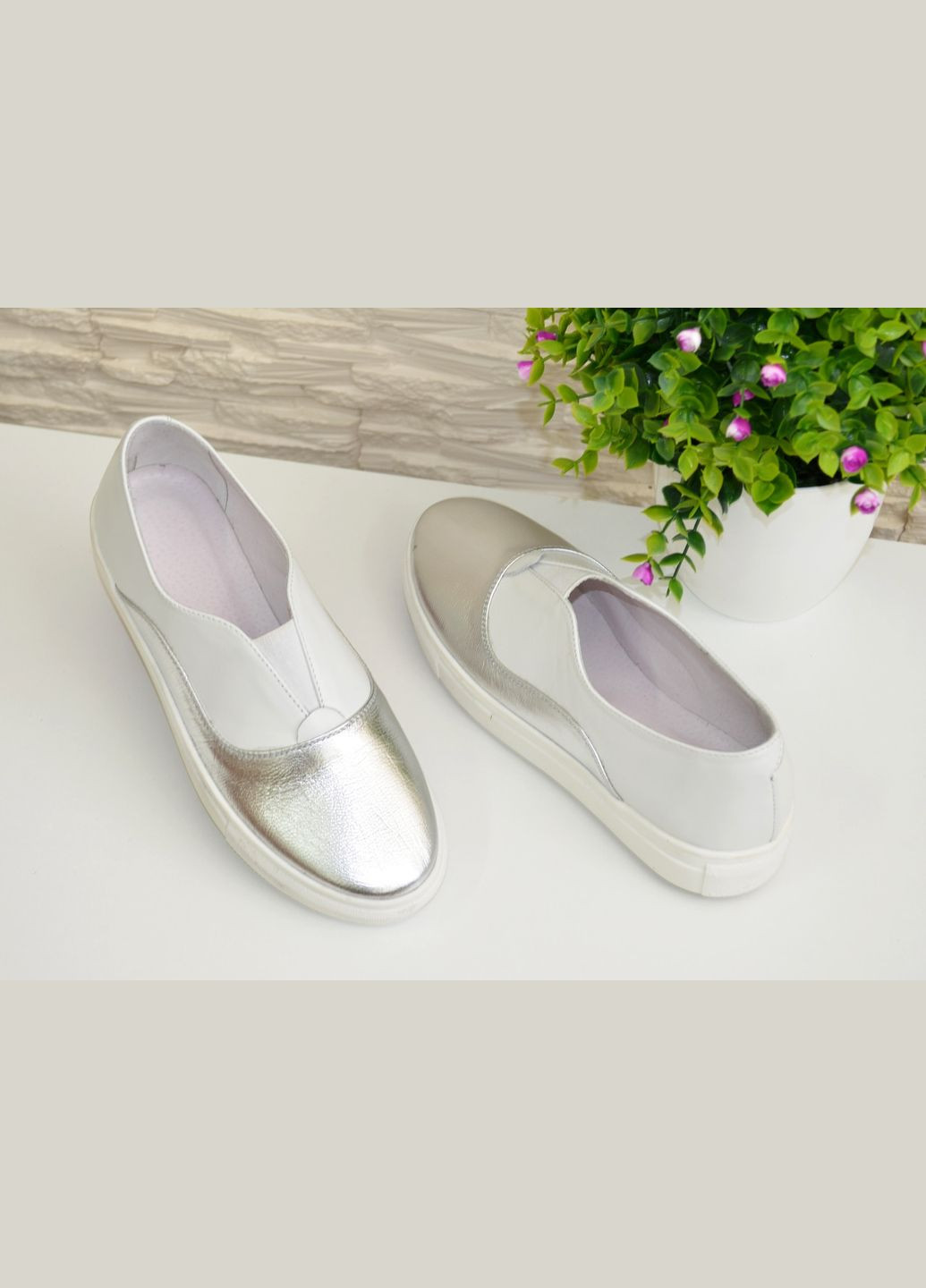 Белые женские мокасины на утолщенной плоской подошве, натуральная кожа белого цвета и цвета серебра. Maestro