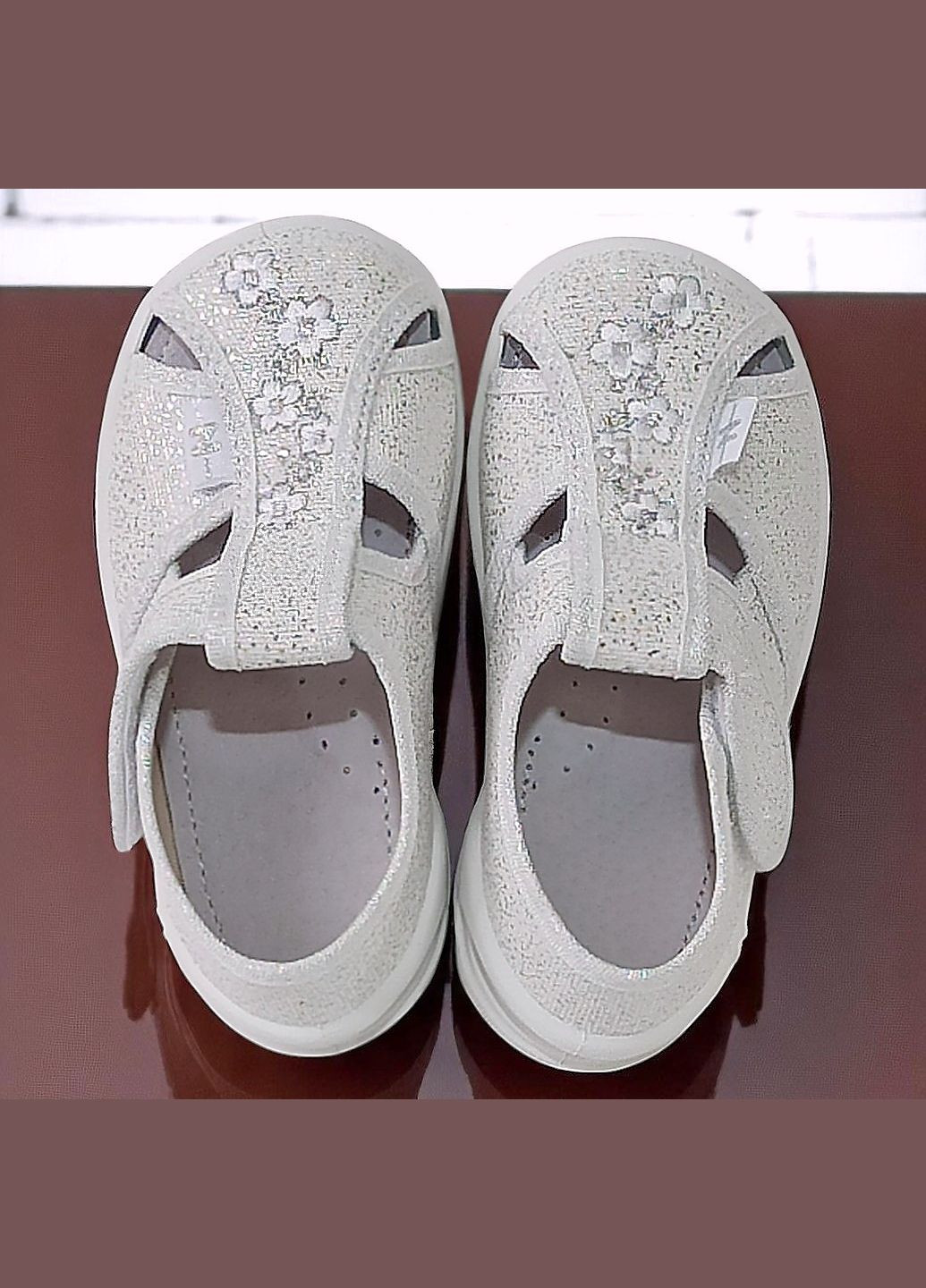 Белые ортопедические закрытые тапочки на липучках для девочки валди Waldi со стразами, с цветами