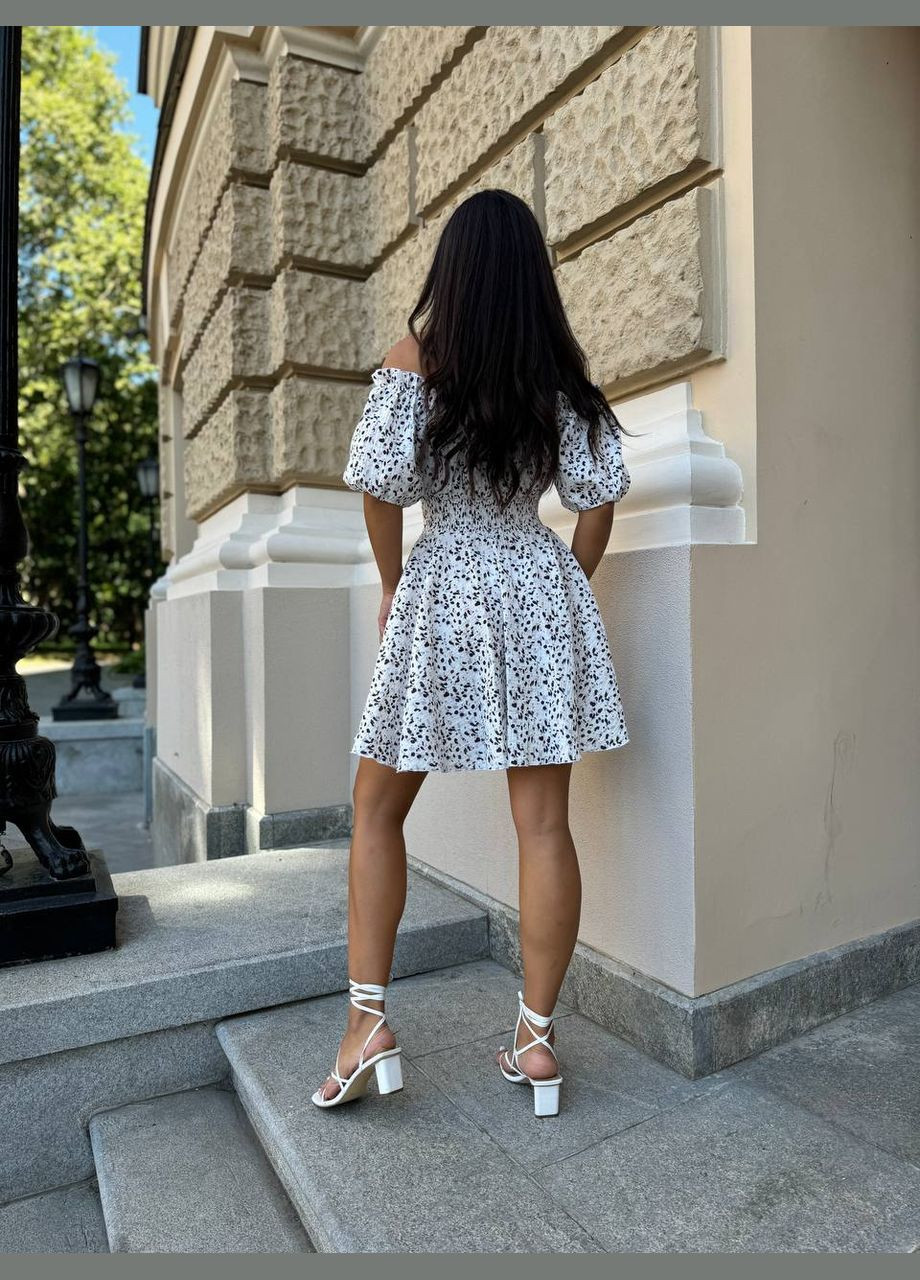 Молочна муслінове плаття міні в чорну квітку молочного кольору 31693 кльош No Brand з квітковим принтом