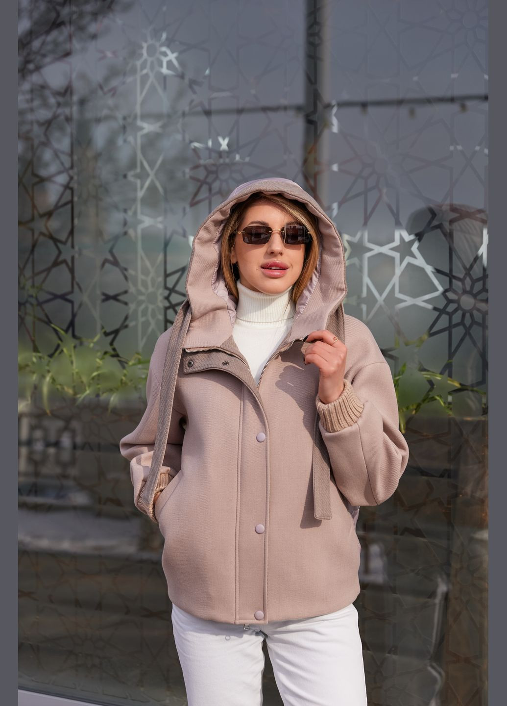 Бежевая демисезонная куртка MN