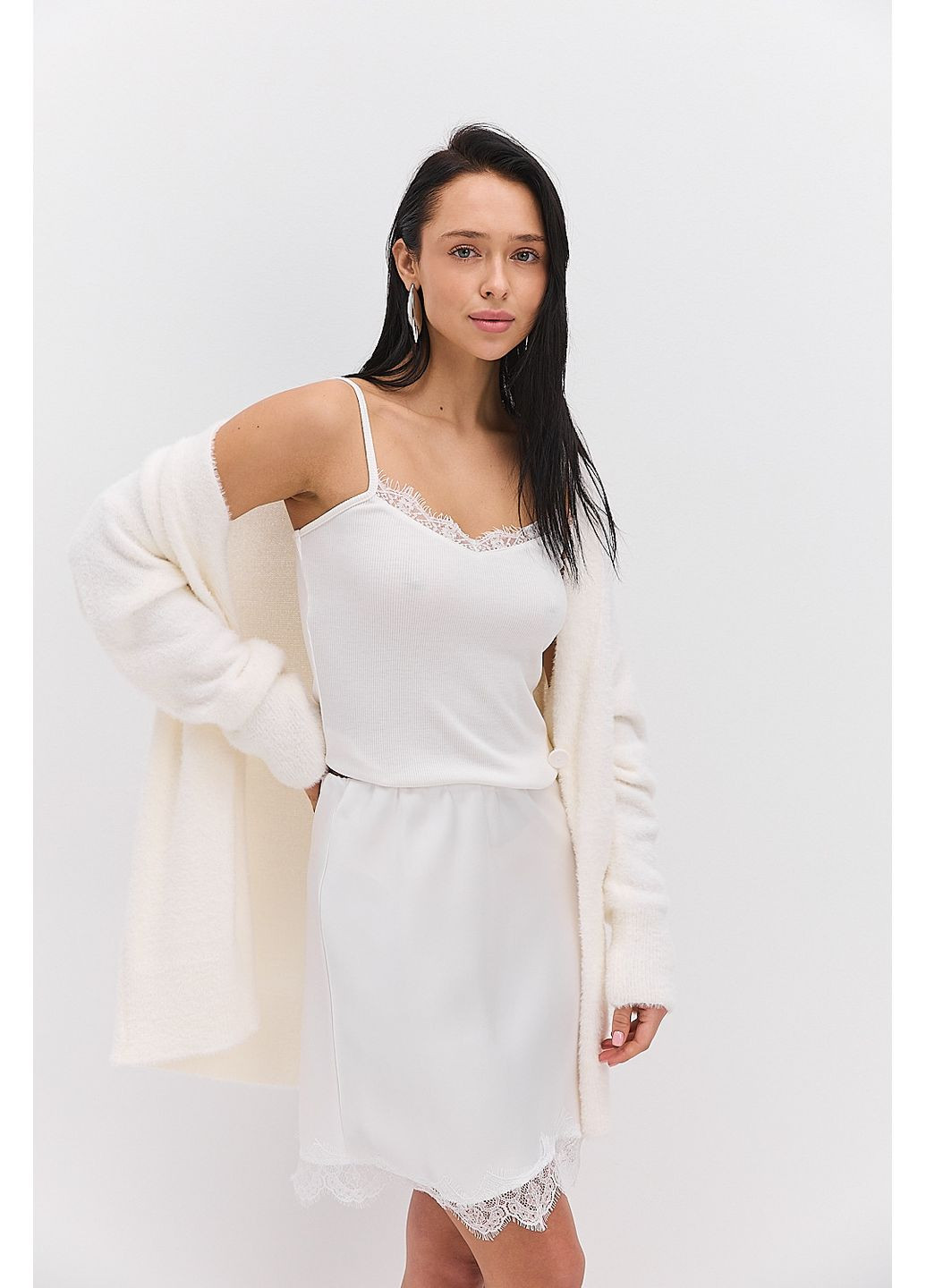 Молочная атласная юбка мини с кружевом внизу Arjen