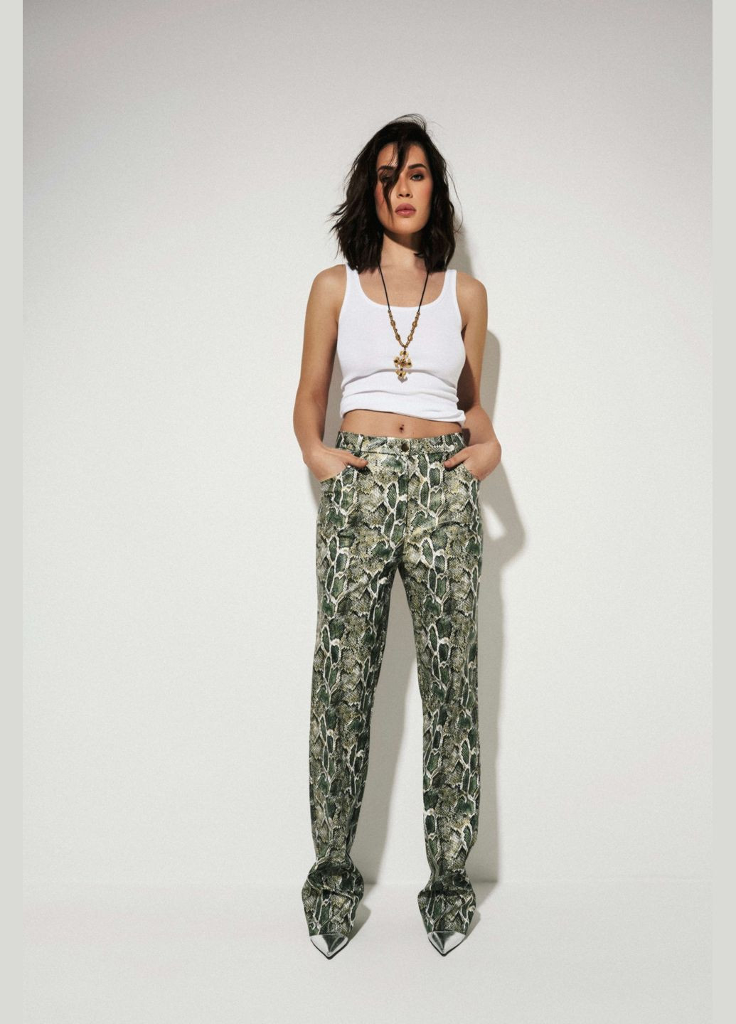Брюки в змеиный принт зеленого цвета FLOW Штани (336155141)
