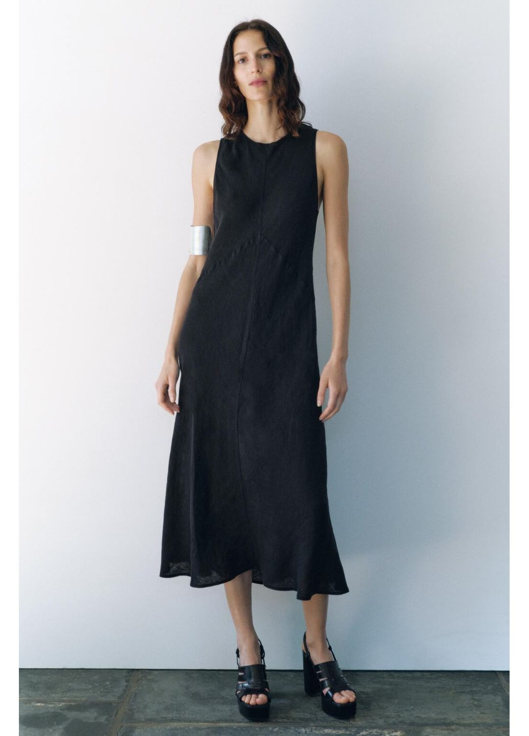 Чорна сукня міді довжини з вмістом льону Zara