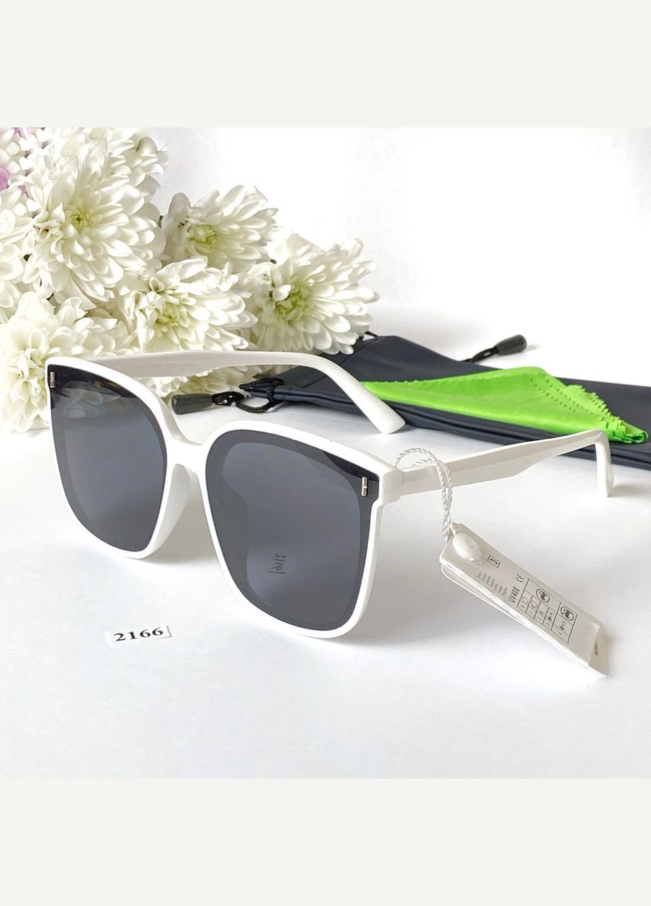 Солнцезащитные очки с чёрными линзами в белой оправе No Brand (363263474)