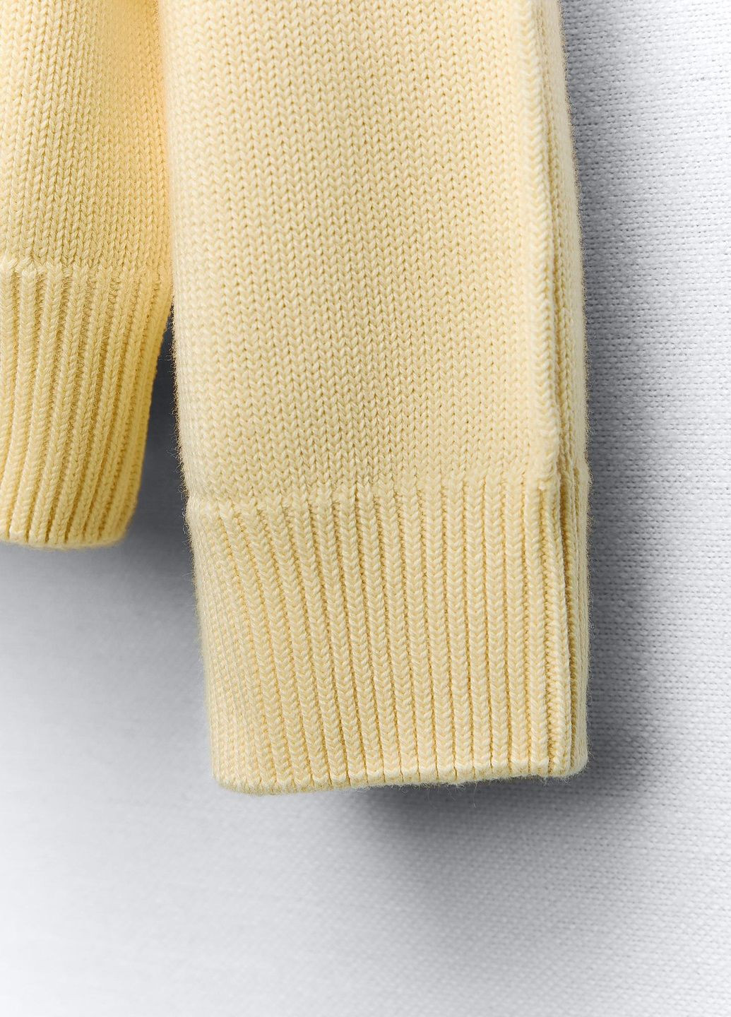 Светло-желтый демисезонный свитер Zara