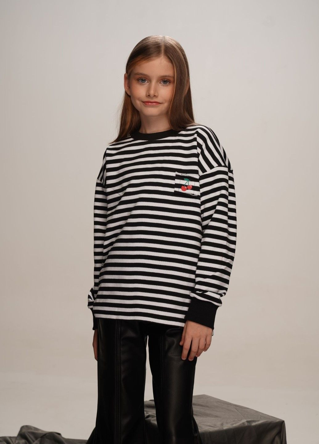 Sisters Cherries свитшот черно-белый в полоску для девочек черно-белый