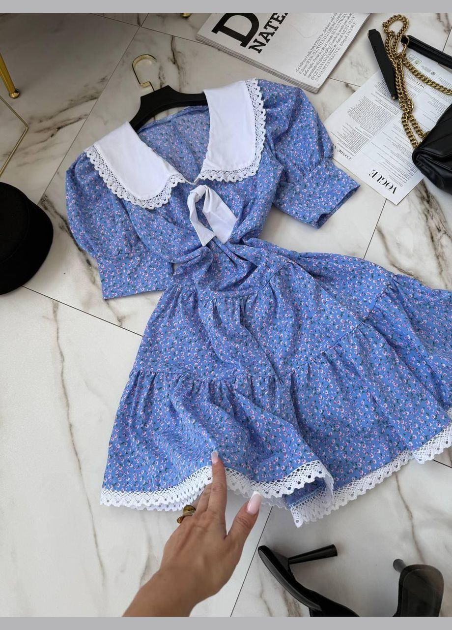 Блакитна повсякденний сукня жіноча - з принтом та мереживом JUGO з квітковим принтом