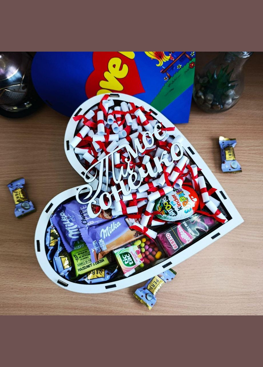 Подарунковий бокс серце з принтом «Love is...» із солодощами та 101 причиною «Чому я тебе люблю» (ar167) No Brand (317348278)