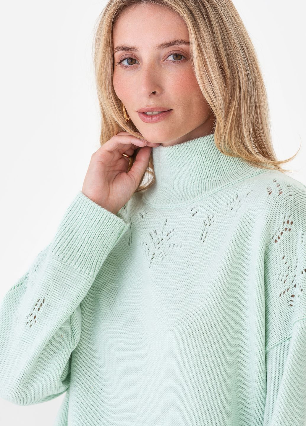 Мятный женский свободный свитер с ажурным вязанным узором. SVTR