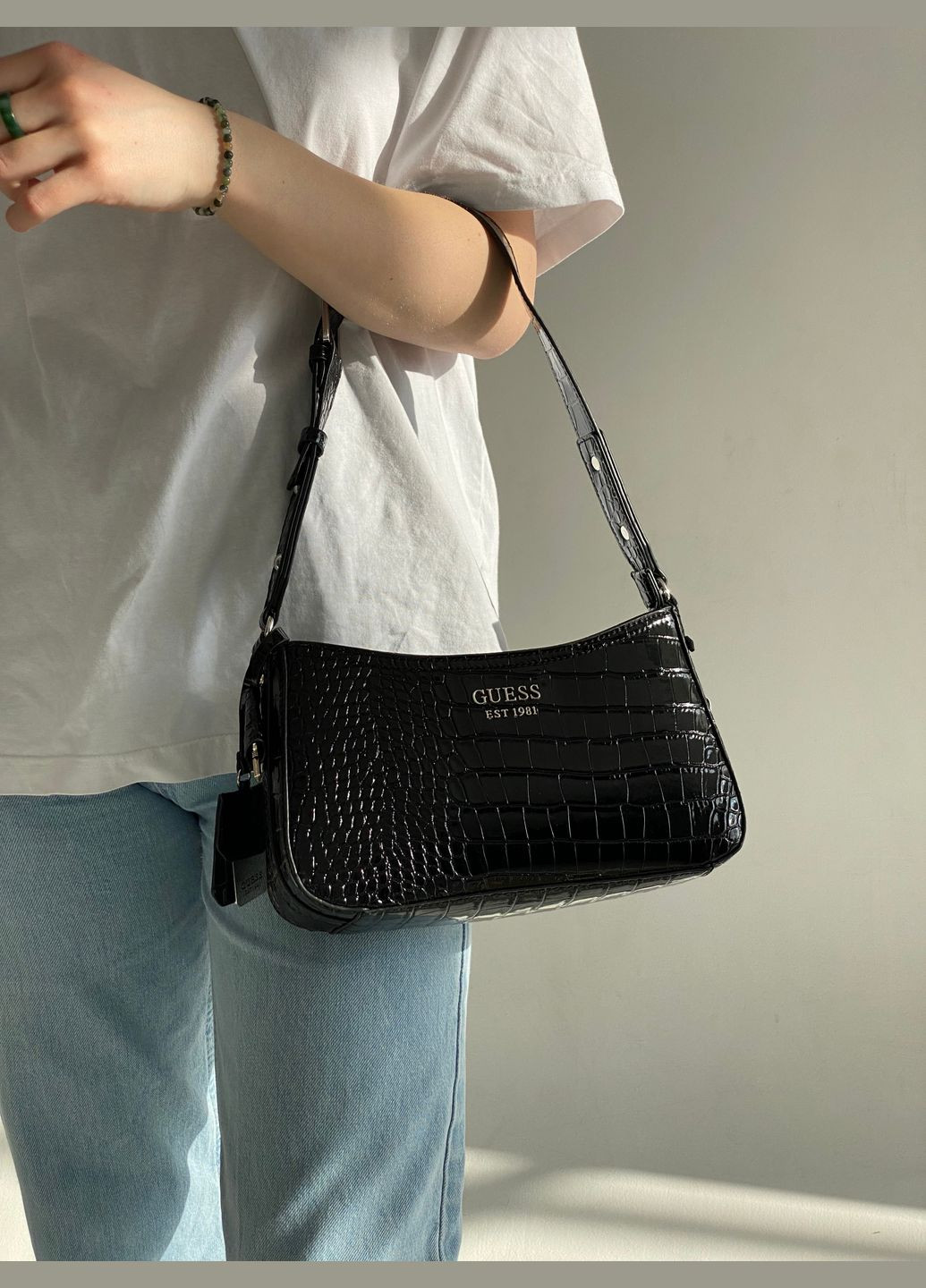 Женская сумка GUESS VG797919 багет через плечо рептилия крокодил черная No Brand (292582251)