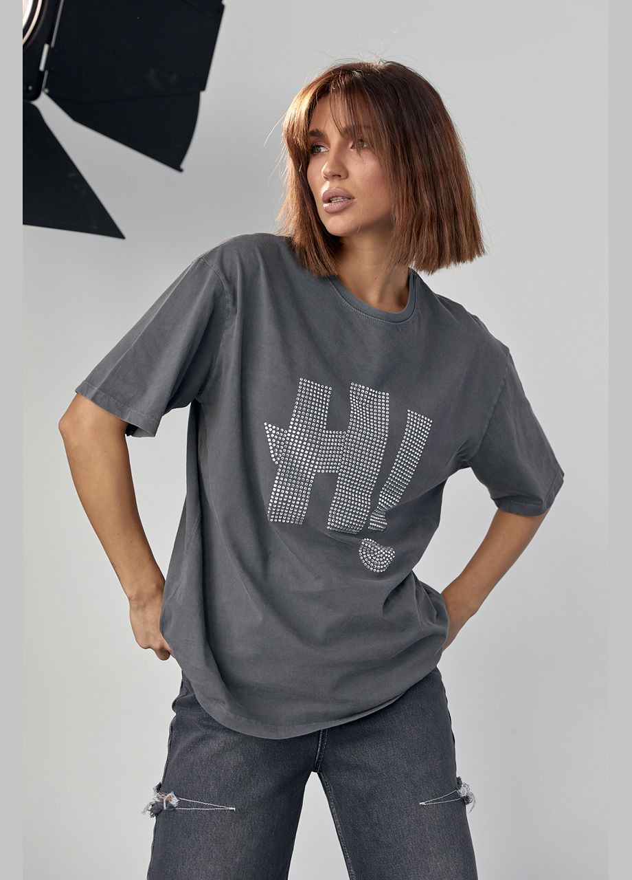 Серая летняя трикотажная футболка с надписью hi из термостраз 4614 с коротким рукавом Lurex
