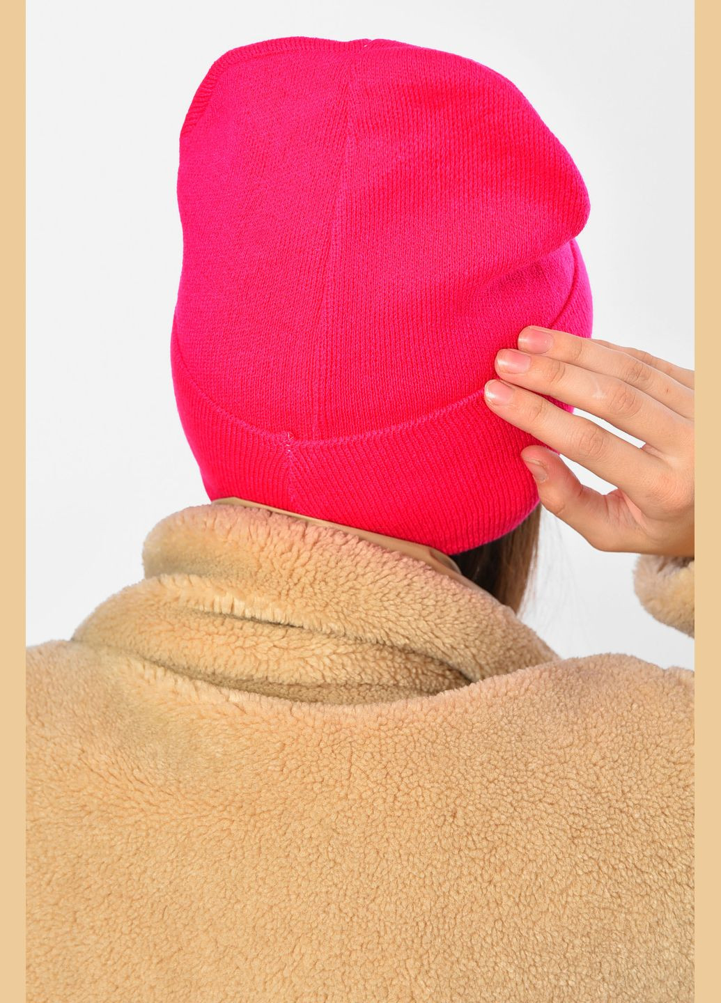 Шапка зимова підліткова з нашивкою малинового кольору Let's Shop (308202387)