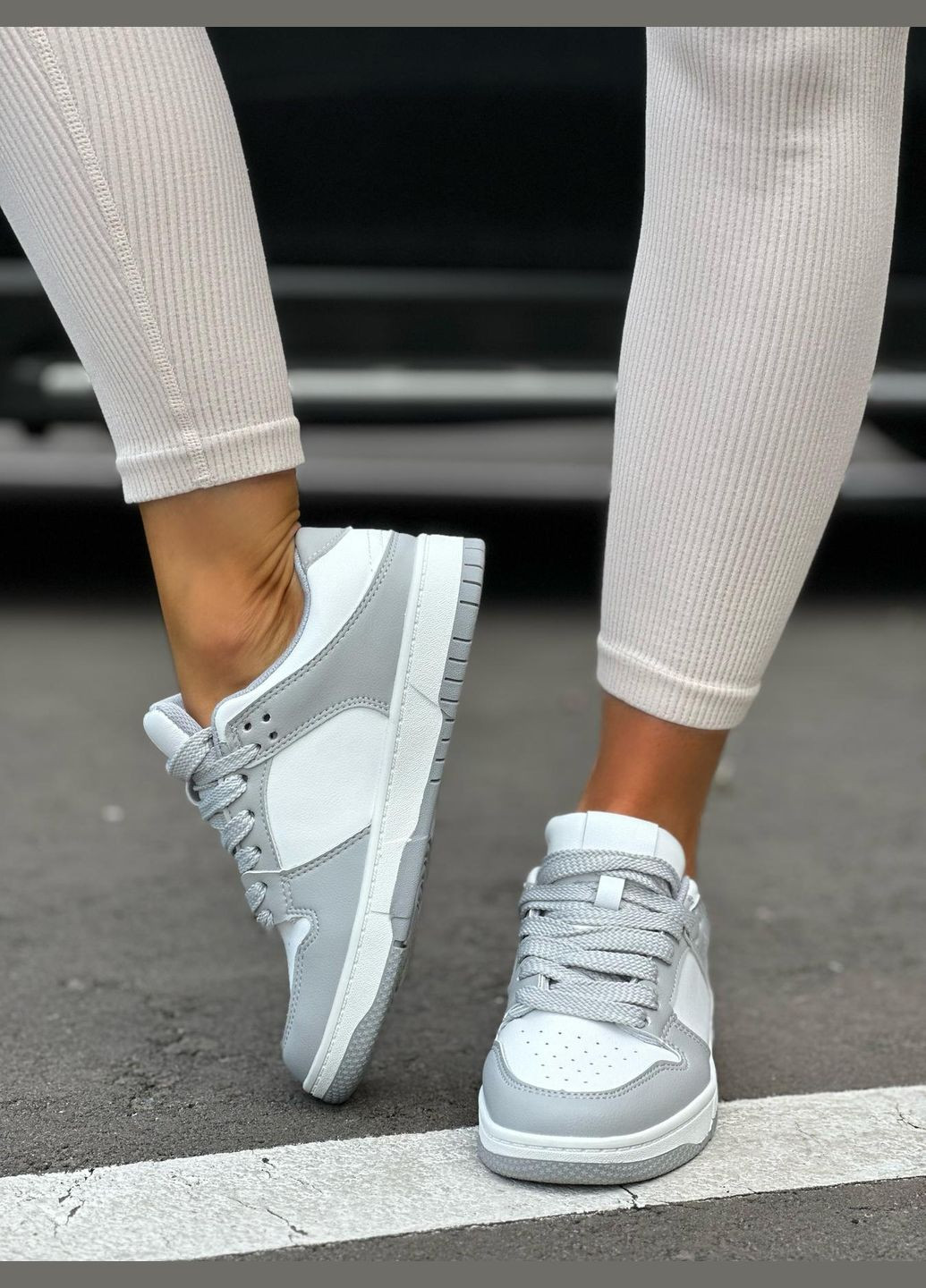 Сірі кросівки жіночі демісезонні кеди для дівчат сіро білі спортивні зручні No Brand