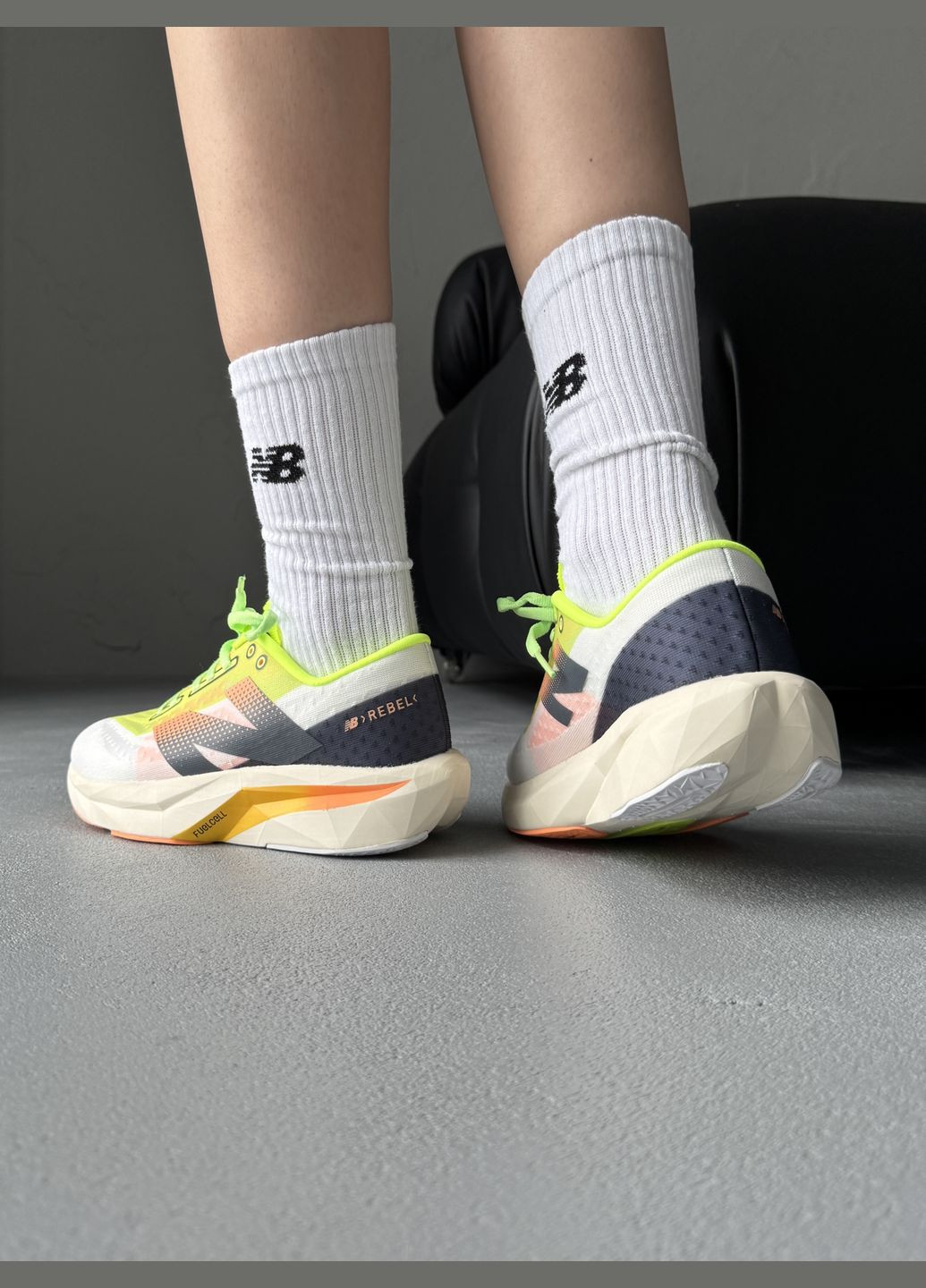 Бежевые демисезонные кроссовки мужские и женские new balance fuelcell supercomp elite v4 | нью беланс фуэлцелл суперкомп бежевые No Brand